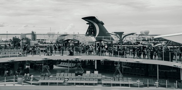 Quels sont les équipements indispensables pour un camping en région de désert saharien?